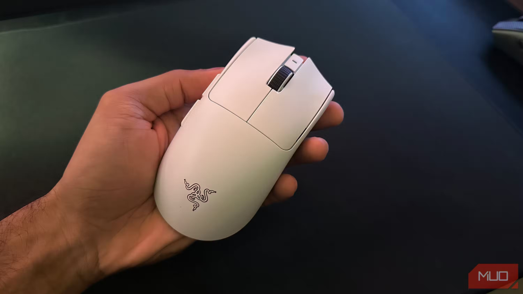 Razer Viper V3 Pro en la mano de un hombre